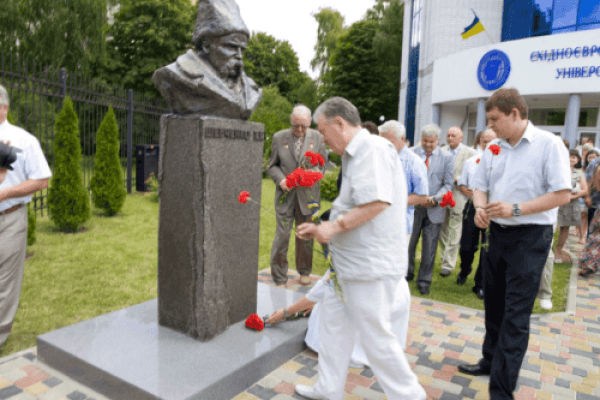 Погруддя Т.Г. Шевченка в Східноєвропейському університеті