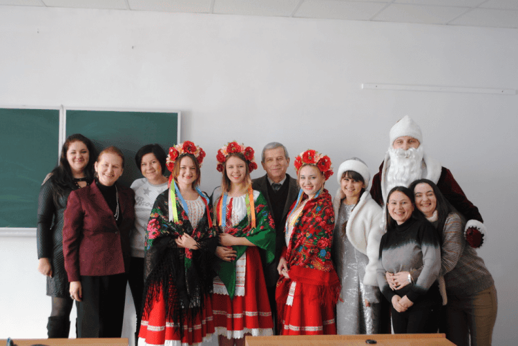 Добрий вечір, люди, ми йдемо до хати, щоб із колядою всіх вас привітати!