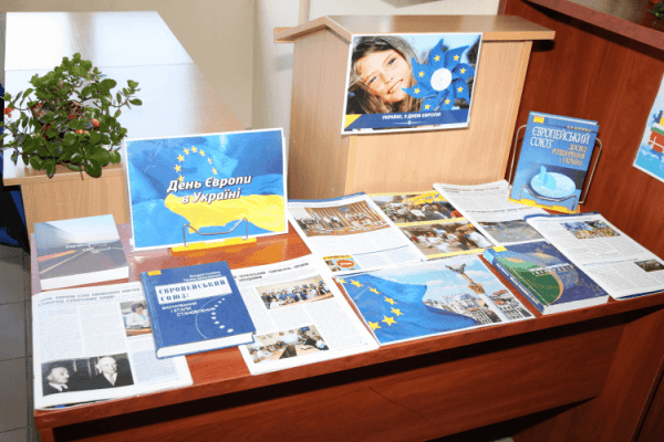 У бібліотеці університету діє книжкова експозиція до дня Європи