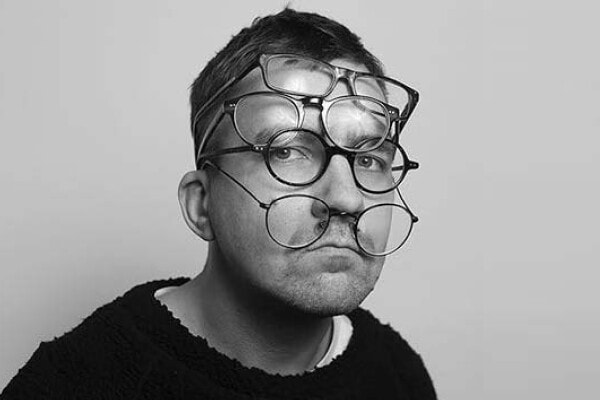 «А ви знаєте, наш випускник Ігор Єфімов зараз відомий фотограф?».