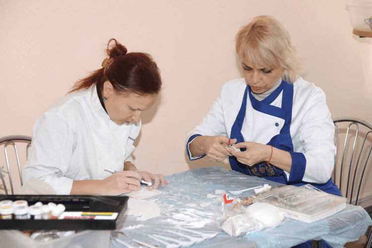Студенти кафедри готельно-ресторанної справи шукали творче натхнення в цукрових квітах