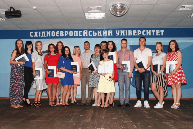 Випускникам Східноєвропейського університету вручили дипломи