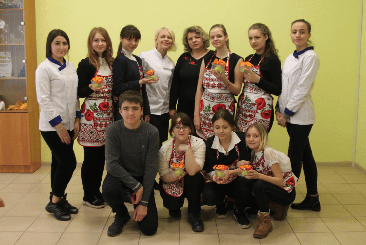 У кулінарному гуртку Східноєвропейського учні знайомилися з мистецтвом карвінгу