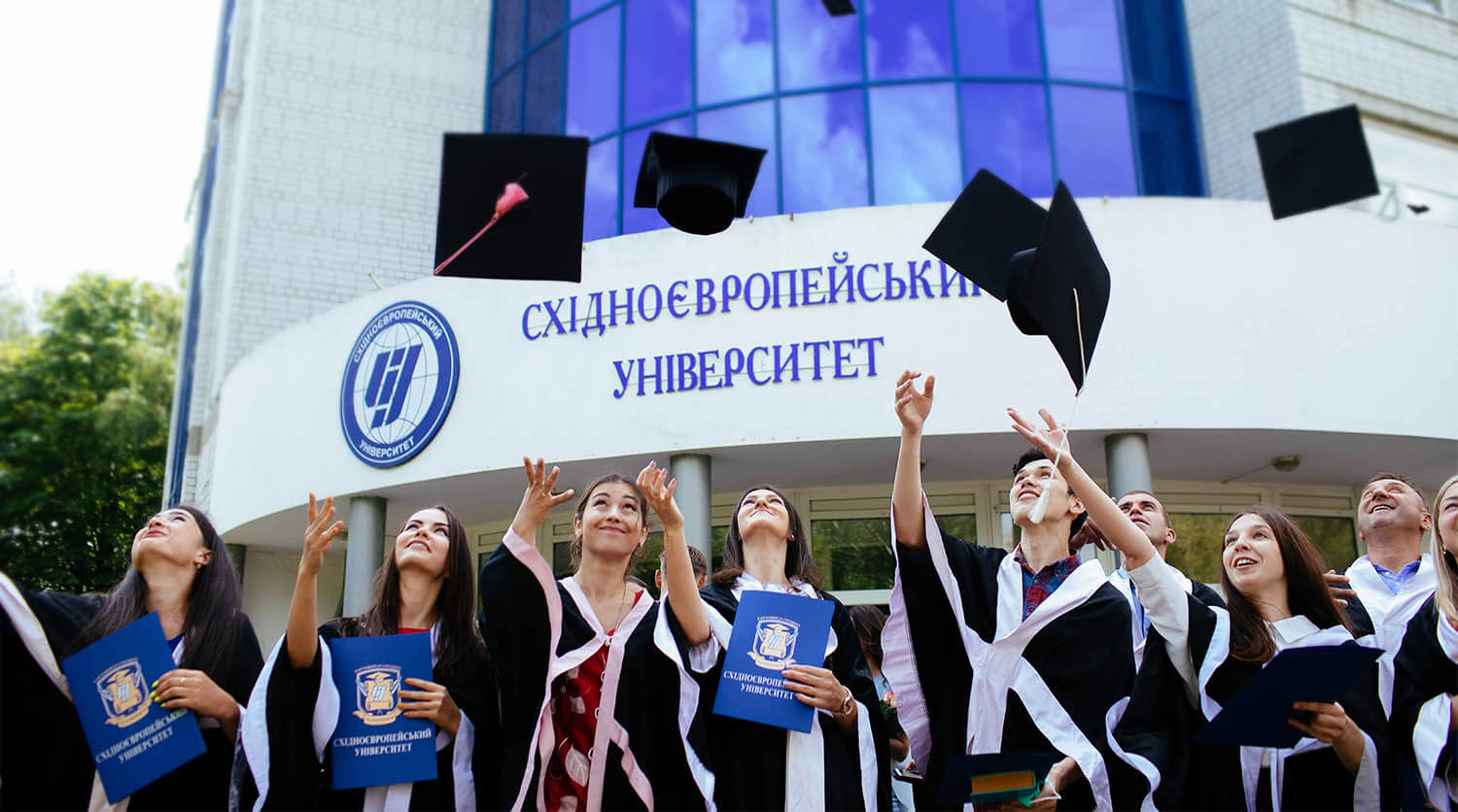 videos/videos-bg/students-in-front-of-the-university.jpg